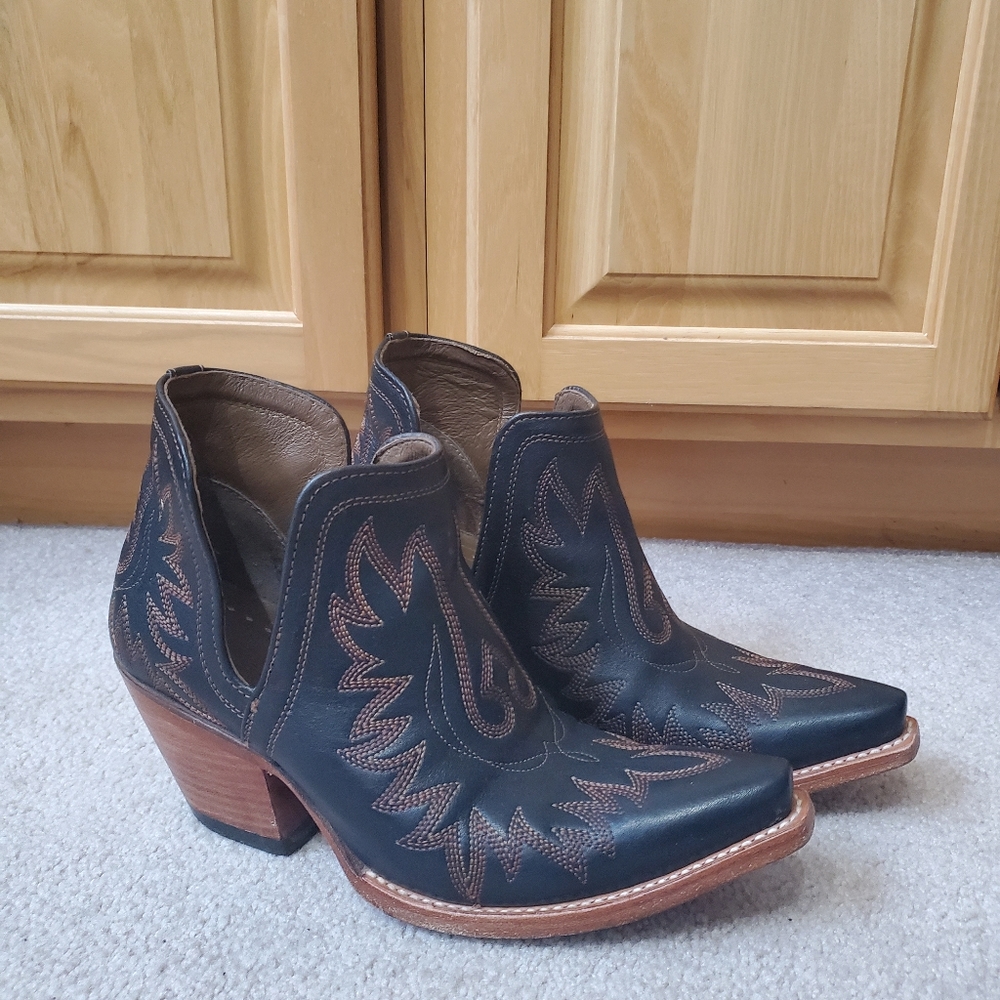 Ariat Dixon